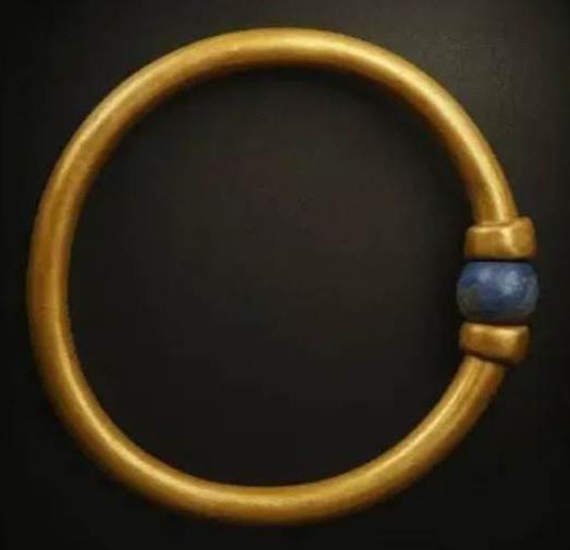 أسورة فرعونية ذهبية تعود إلى الملك أمنمويب من الأسرة المصرية الحادية والعشرين